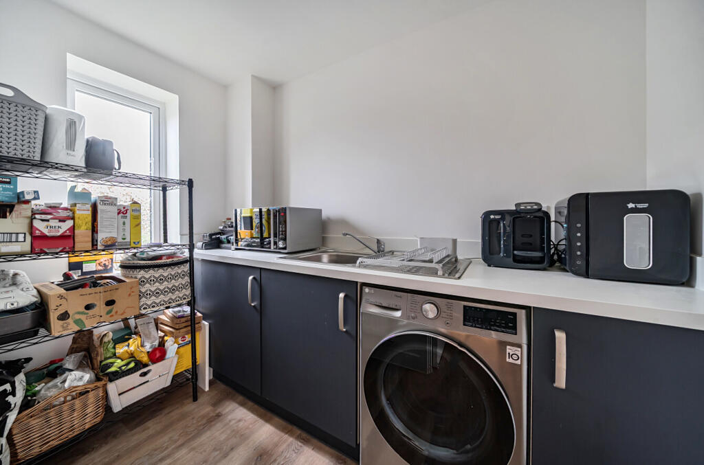 1372227-23-690218...