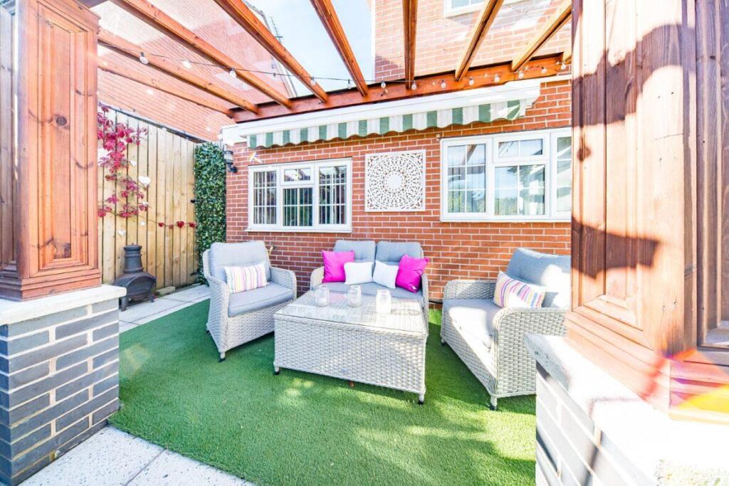 20 Hillschool Road patio.jpg