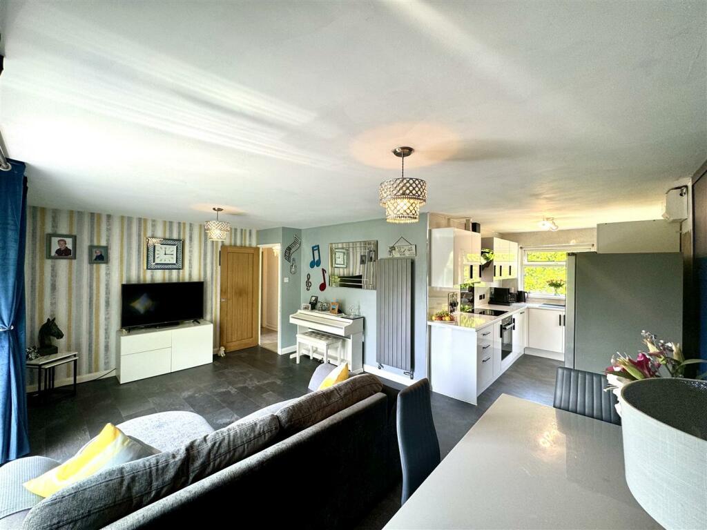 LIVING/DINING ROOM