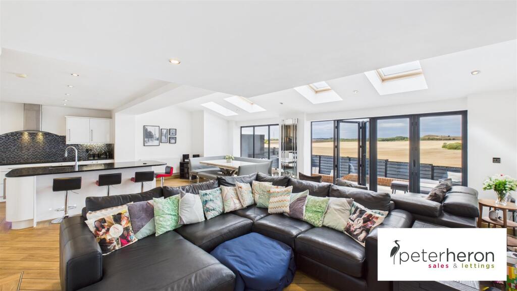 Open Plan Kitchen/Dining &amp; Family Area