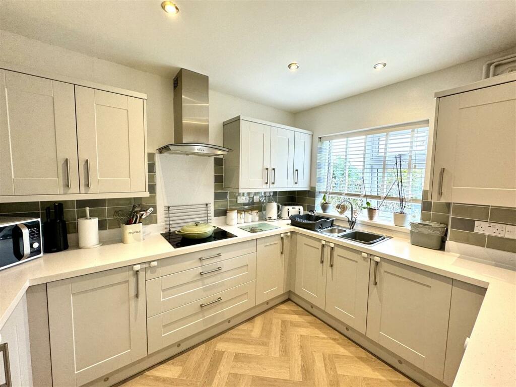 KITCHEN/DINING ROOM