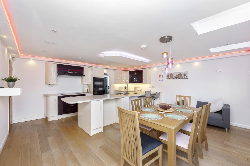 Courtlands Close 8-013.JPG