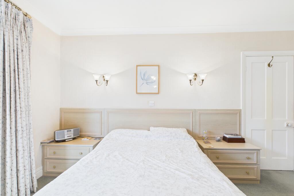 CAM04201G0-PR0075-STILL022