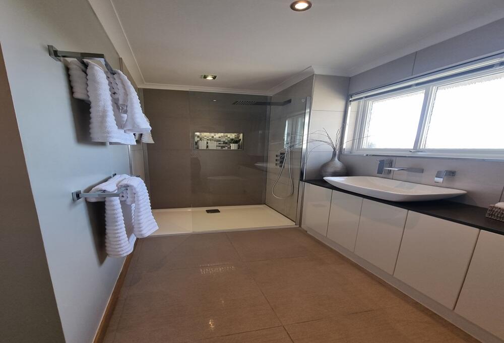 ENSUITE AGAIN