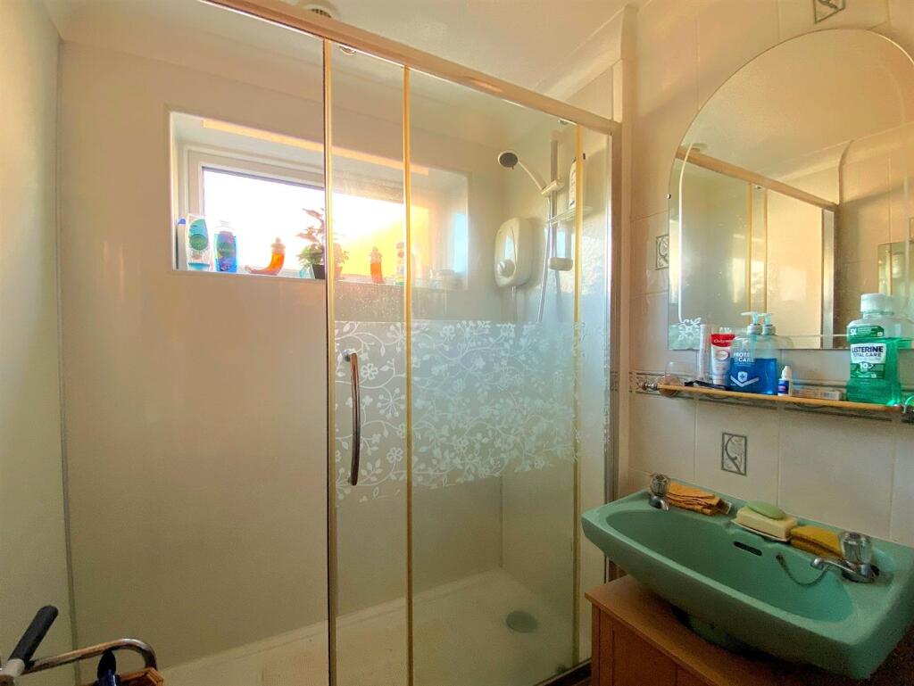 61 College Rd - Shower.jpg