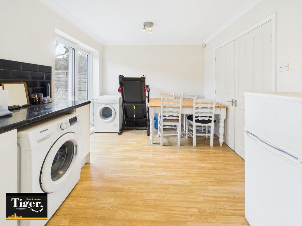 CAM02176G0-PR0495...