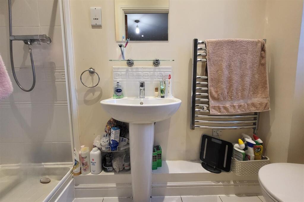 ENSUITE SHOWER ROOM