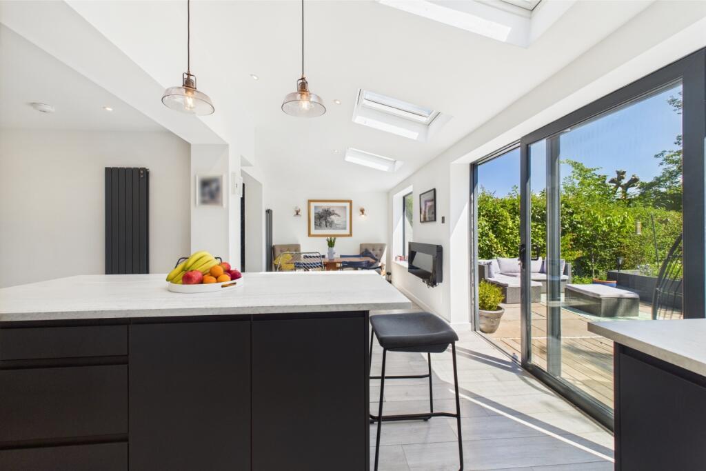 CAM03162G0-PR0260-STILL018