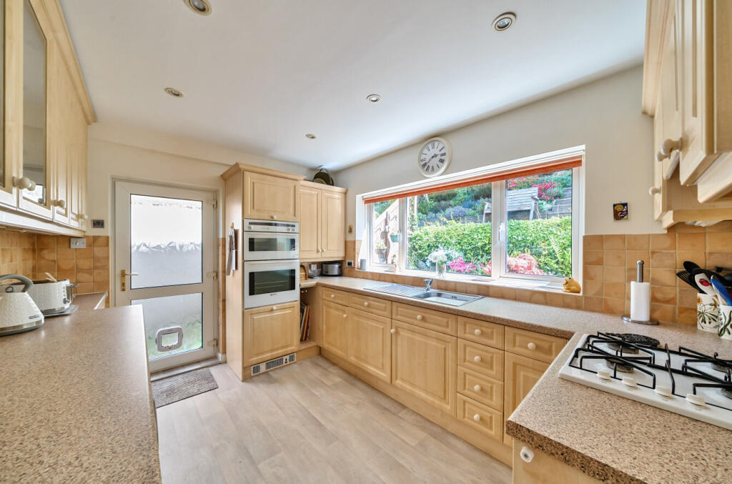 1298401-9-682de9b...