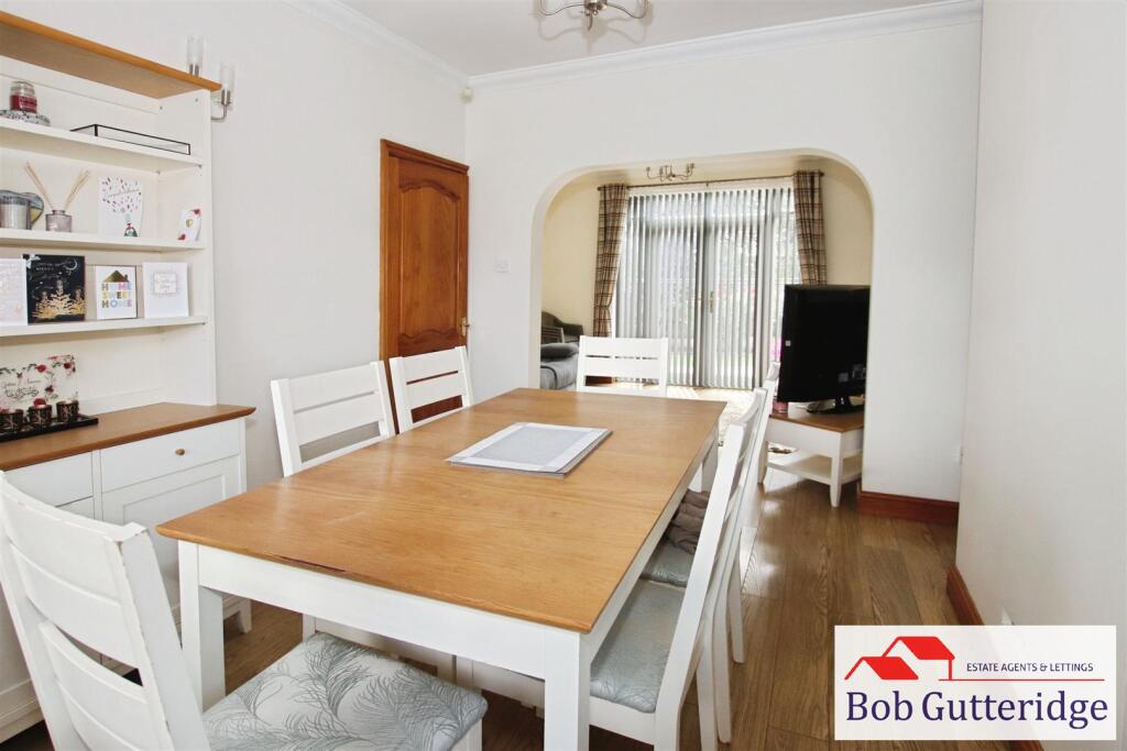 BAY FRONTED DINING ROOM