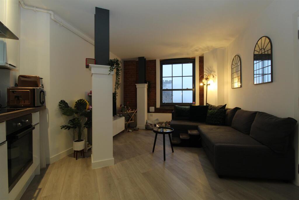 Lounge Kitchen 2.JPG