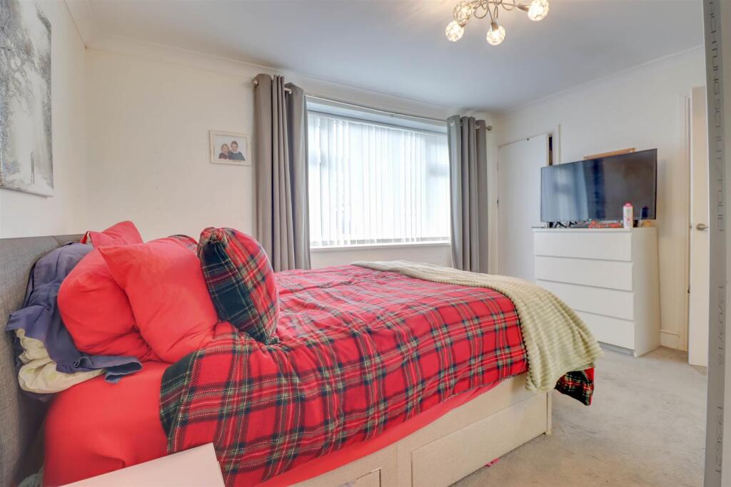 19 FRIERN GARDENS INSIDE-8.jpg