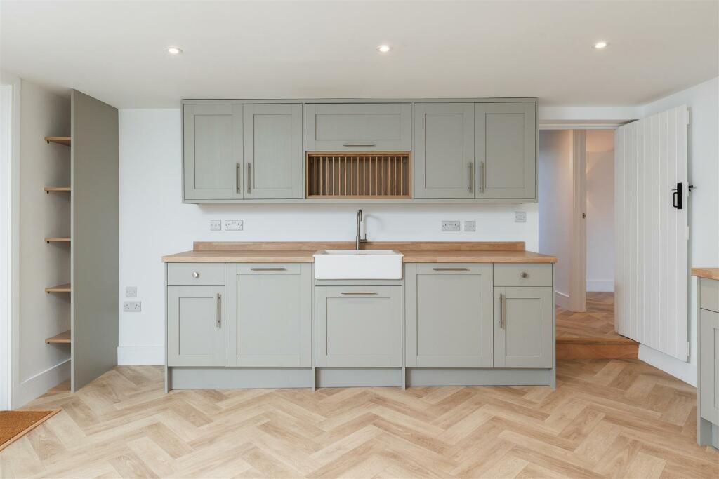 Kitchen (2).jpg
