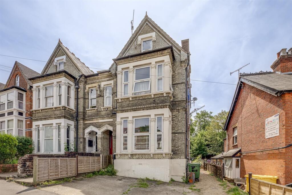 22 Priory Road, HP13 6SL-14.jpg