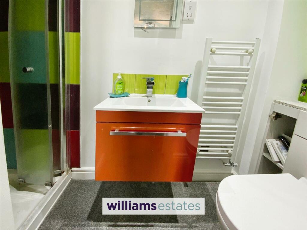 en-suite shower