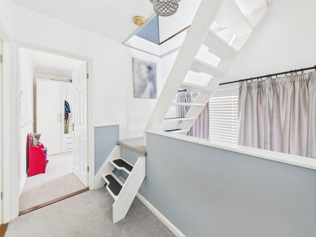 Landing/stairs to...