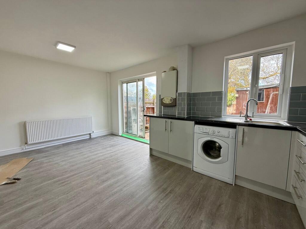 KITCHEN/DINING ROOM