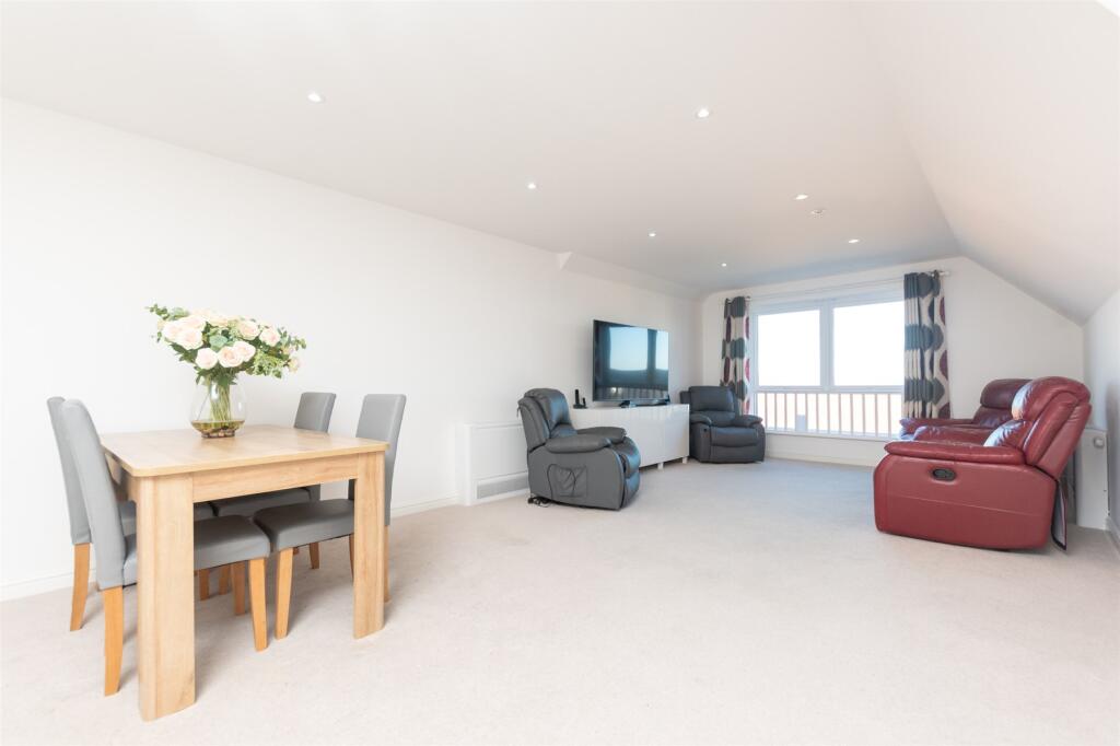 Kitchen / Lounge / Diner