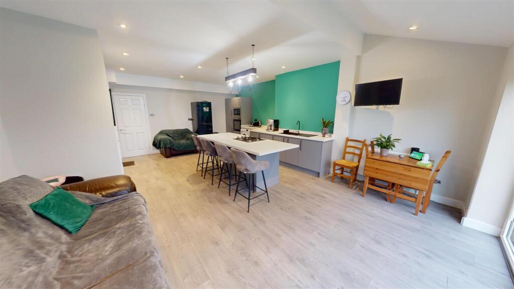 Cross Pit Lane Kitchen