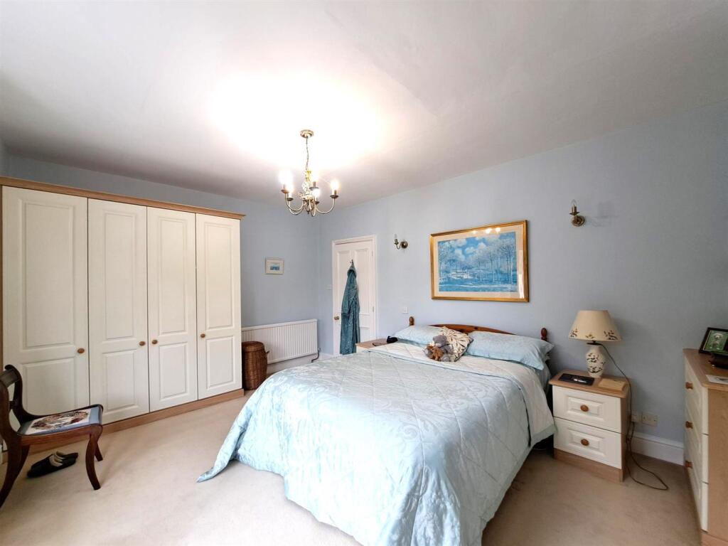 bedroom1a.jpg