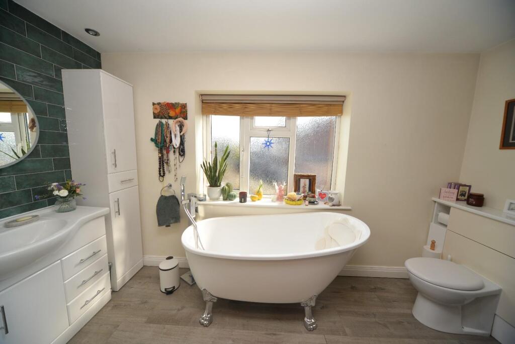 Principal en suite bathroom.jpg