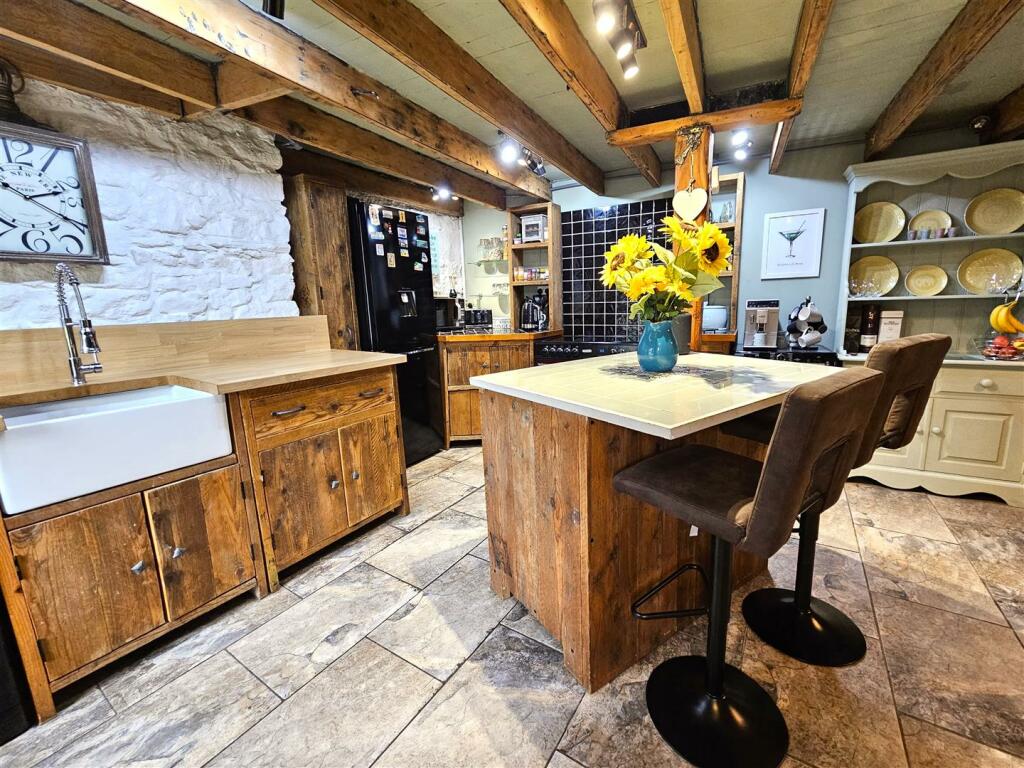 kitchen 2.jpg