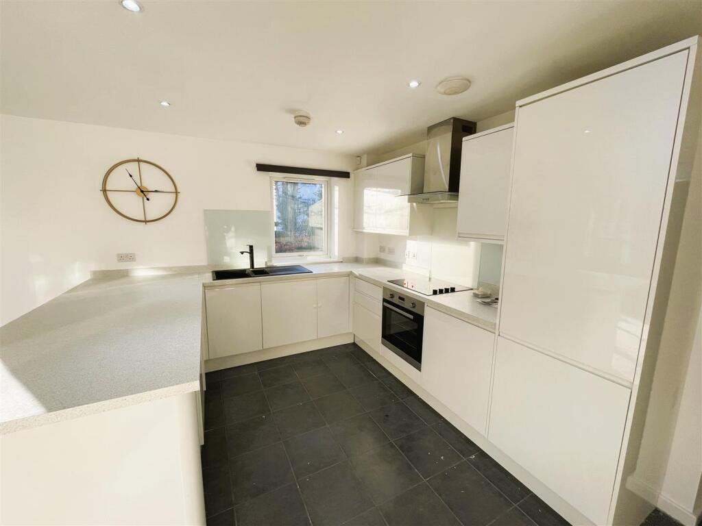7 Simco Court kitchen.jpeg