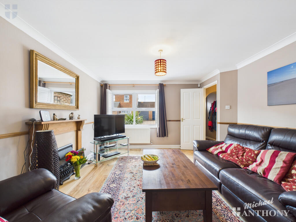 CAM03218G0-PR0615-STILL003