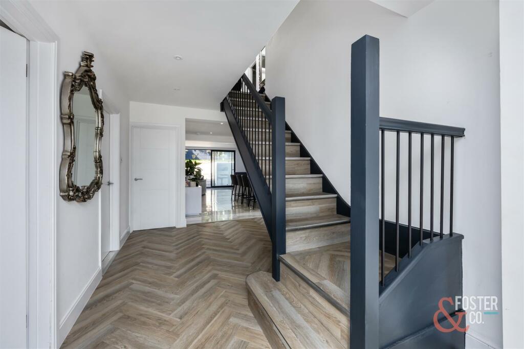 Eastwick Close, 3-015.jpg