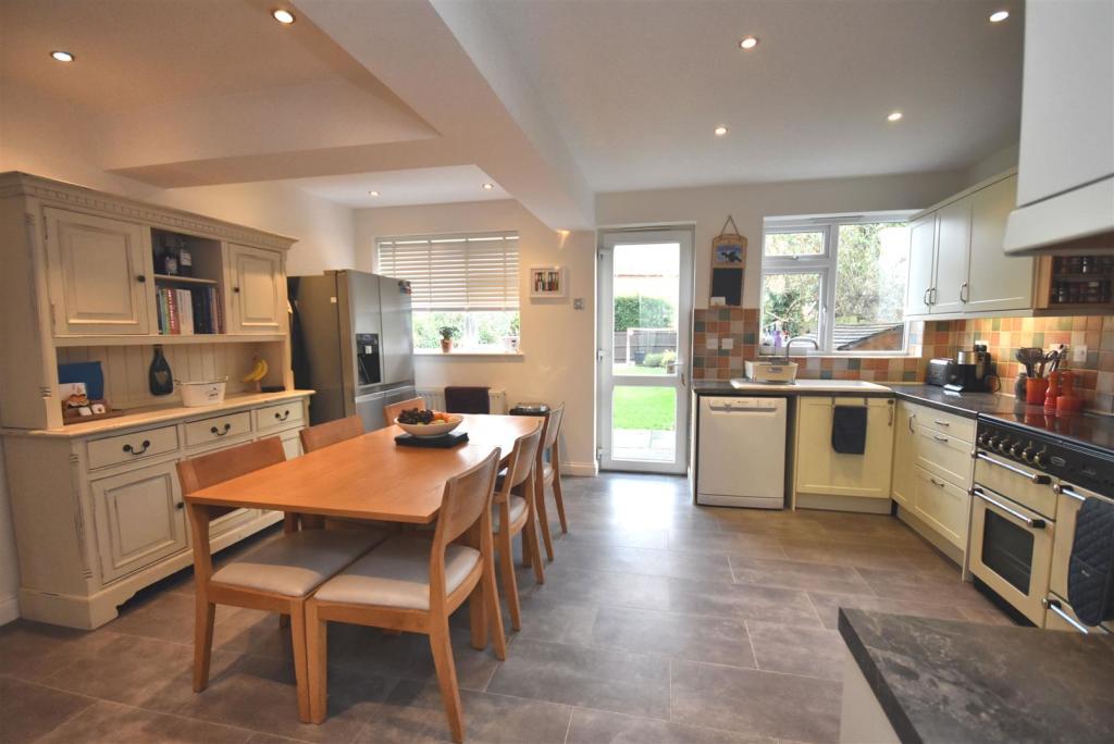 Kitchen 2.jpg