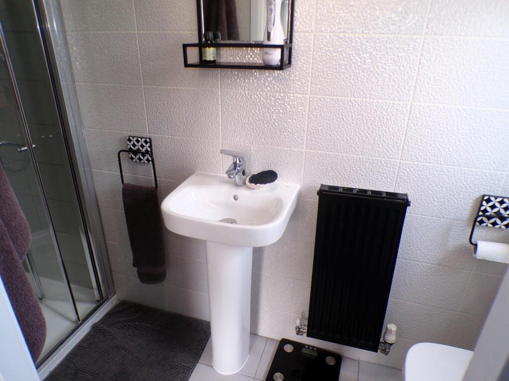WhitekirkDv3ensuite.JPG