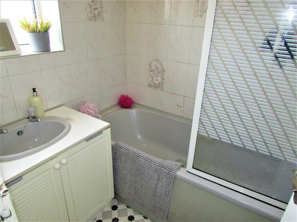 OgdenRd16bath.JPG