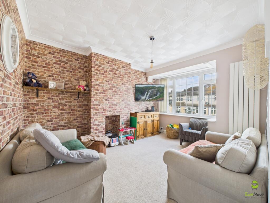 CAM03779G0-PR0301-STILL008