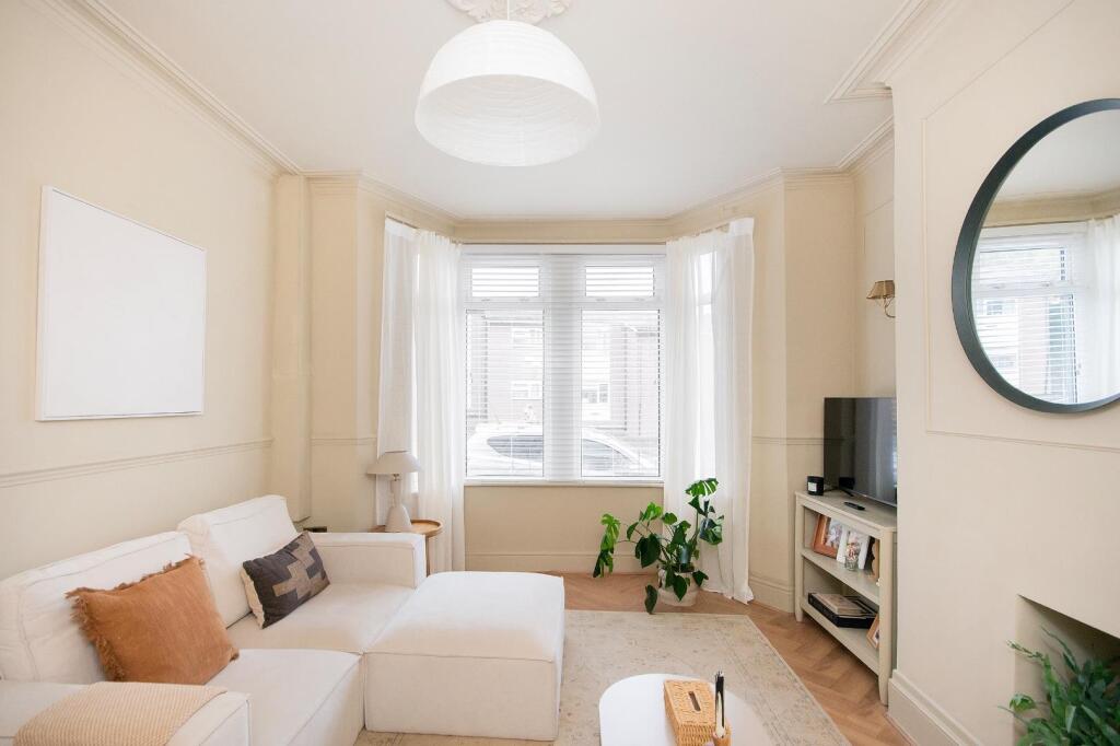 1R8HEE - Living Room C.jpg