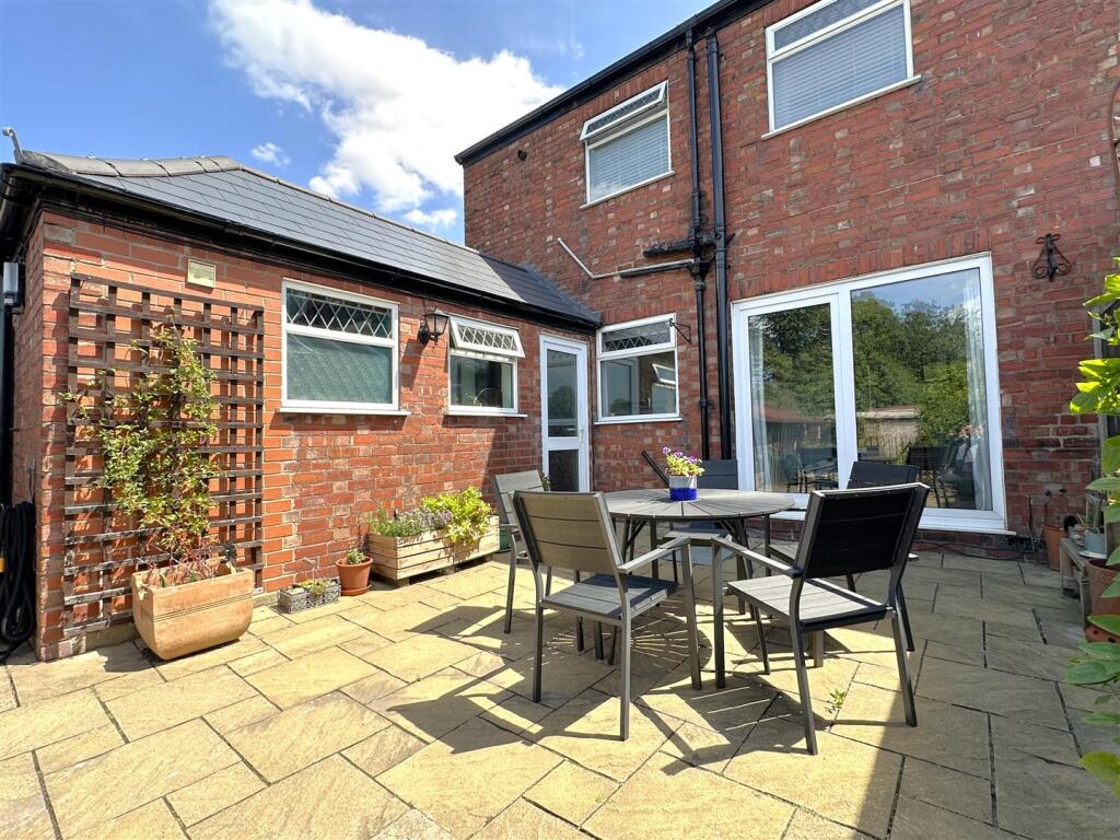Lovely Secluded Seating Area 899