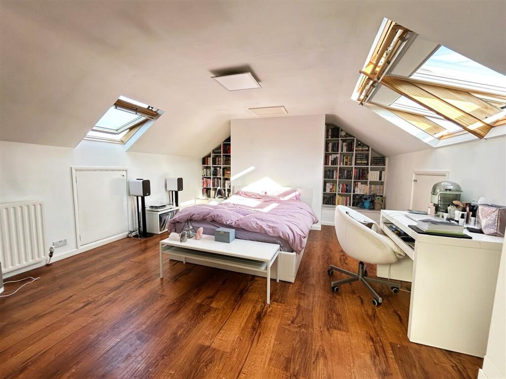 first floor bed 1.JPG