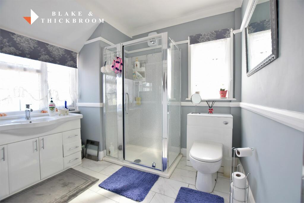 FAMILY SHOWER ROOM