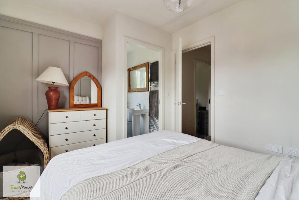 Master- ensuite - EweMove Cannock