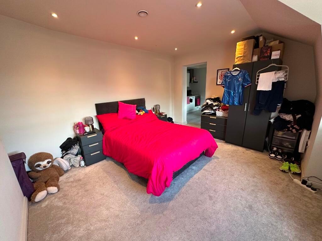 A cozy double bedroom featuring a comfortable b...