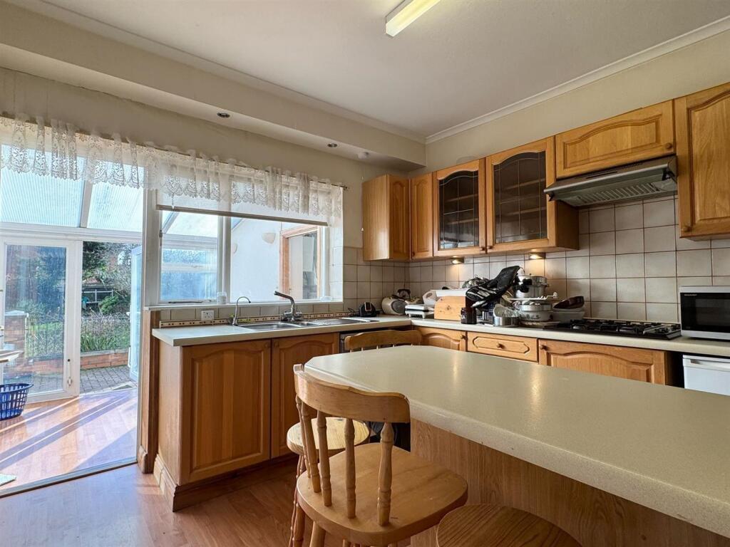 Kitchen 2.jpg