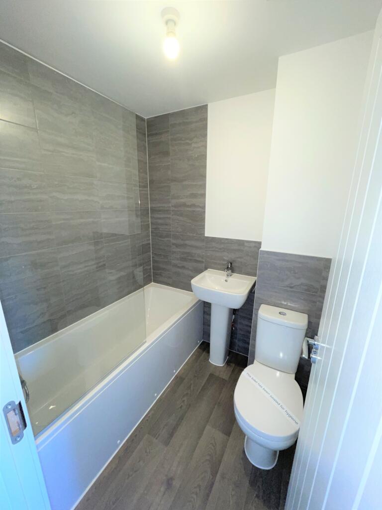 9 Calm Water Close, Dawlish - bathroom (2)