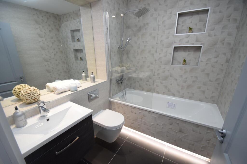 3 Berkeley House bath.JPG