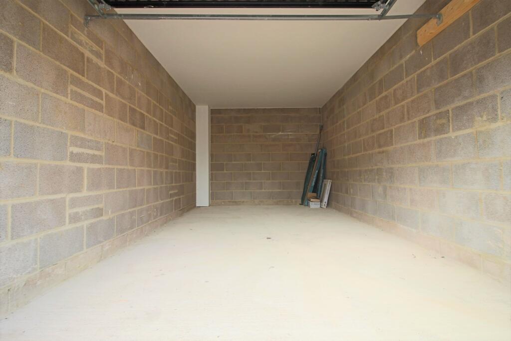 18 Nap Close Garage