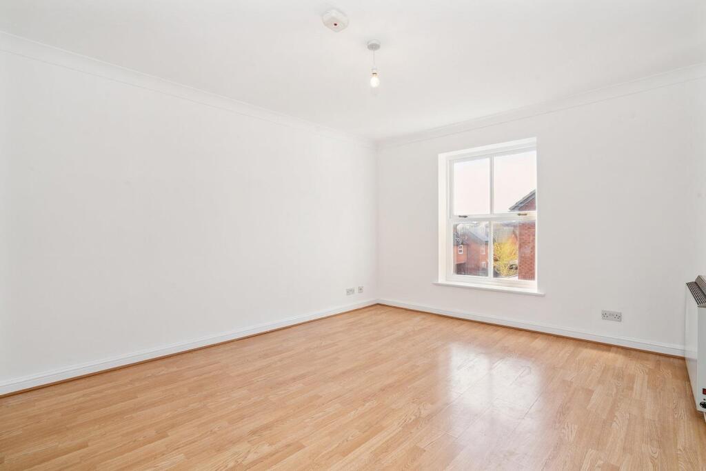 8 Gunnel Court CR4 reception 1b.jpg