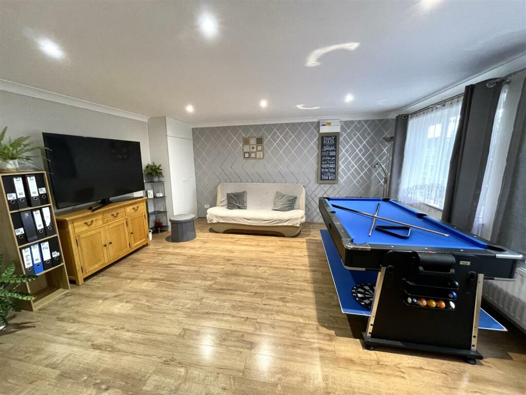 FAMILY/GAMES ROOM :