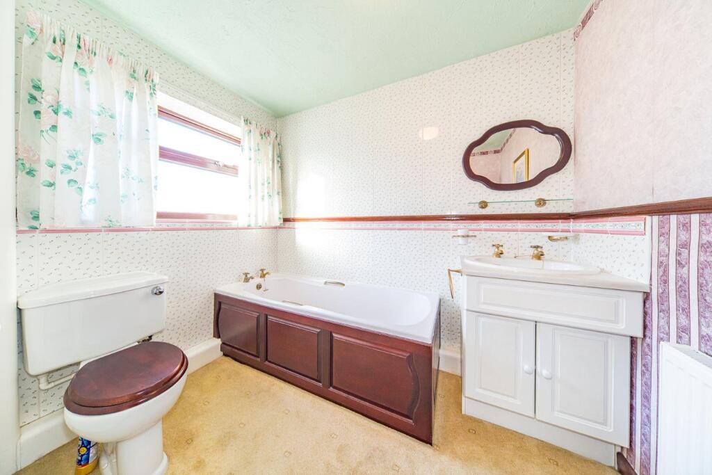 15 Arnside Avenue bathroom.jpg