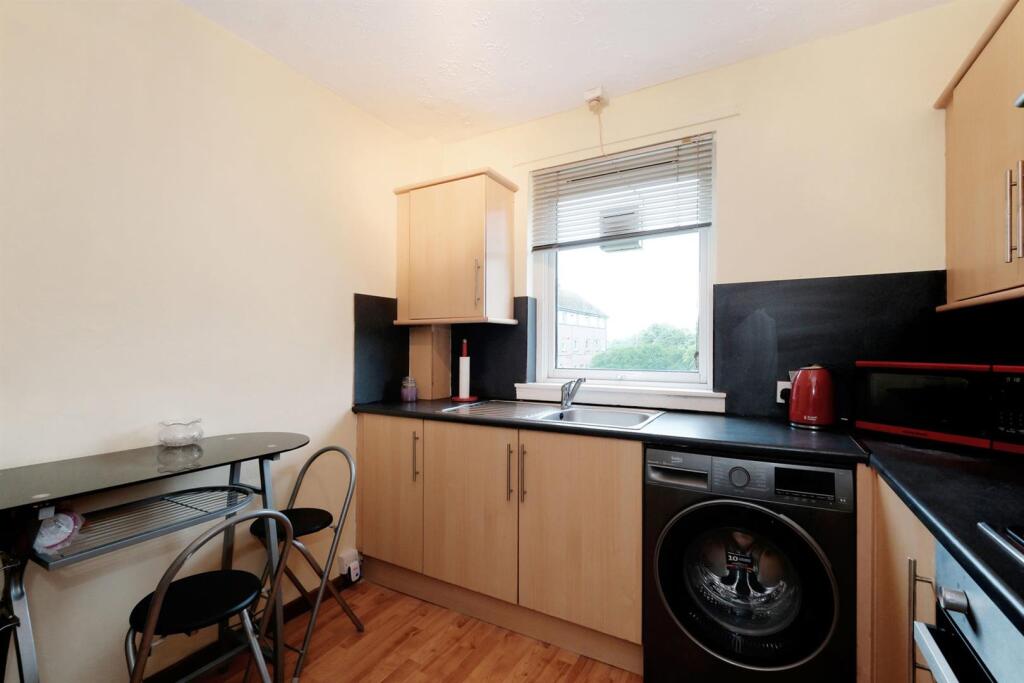 12 - Kitchen 3.jpg