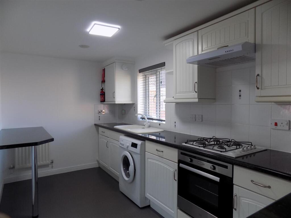 Kitchen 2.JPG