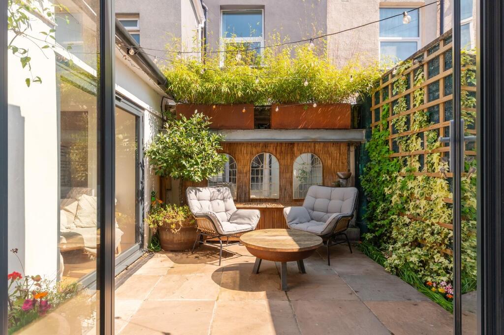 1S5L1CM - External F.jpg