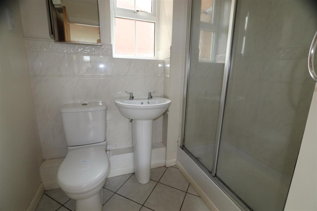 Bed 1c ensuite.JPG